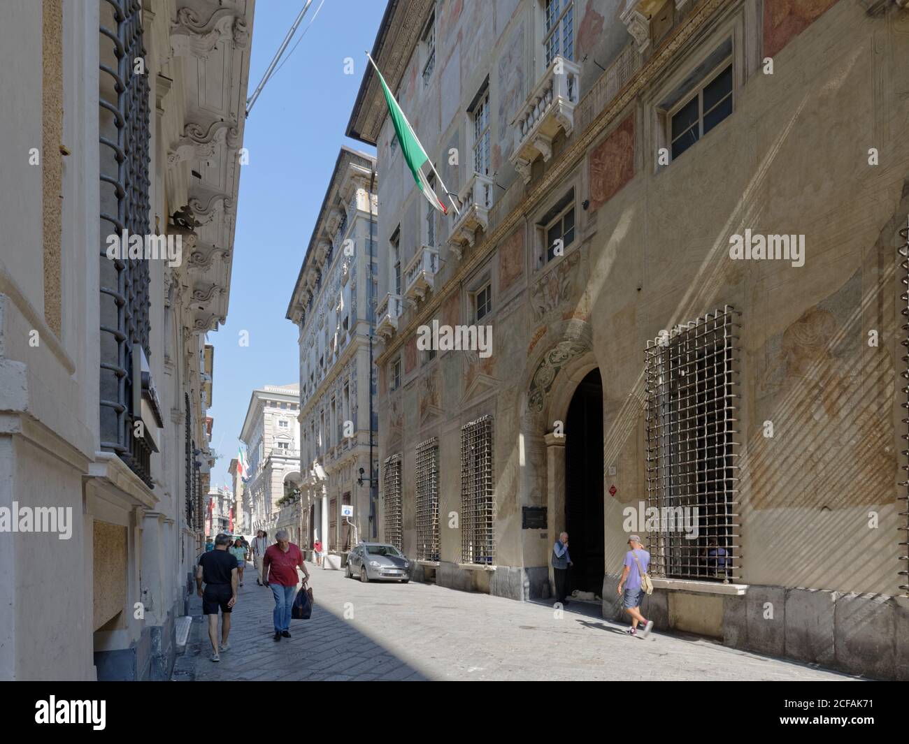 Genova - 6 agosto 2018: Persone in via Garibaldi, ex le Strade nuove. Foto Stock