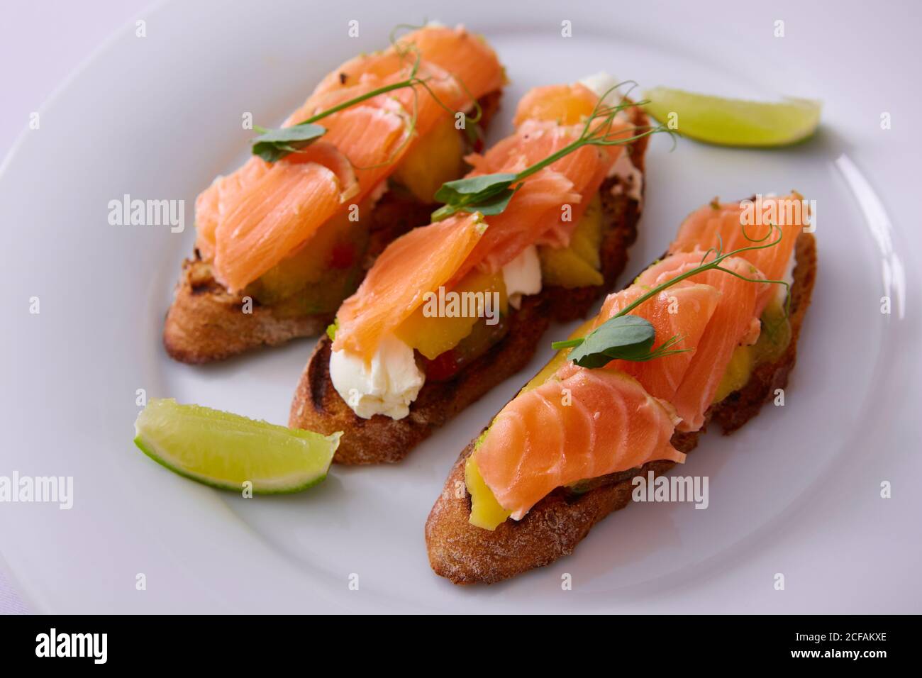Delizioso salmone affumicato fatto in casa senza glutine canape Foto Stock