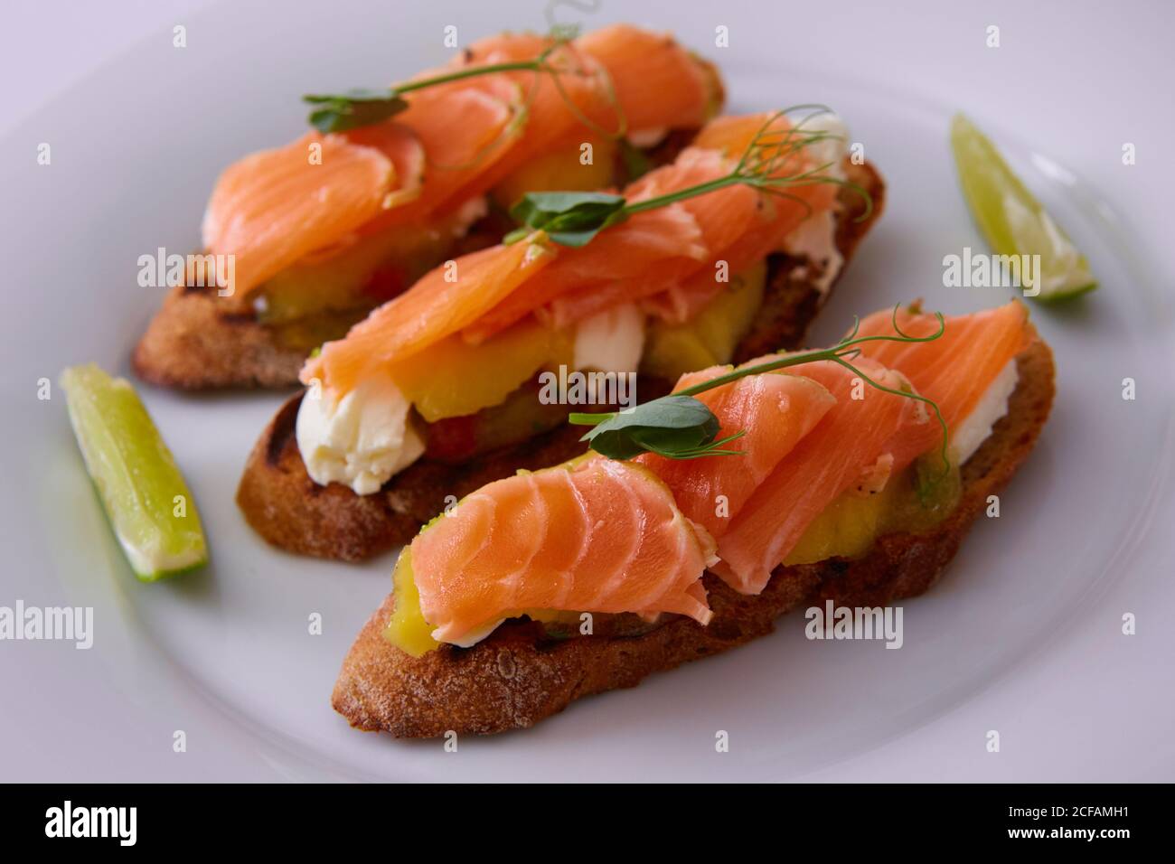 Delizioso salmone affumicato fatto in casa senza glutine canape Foto Stock