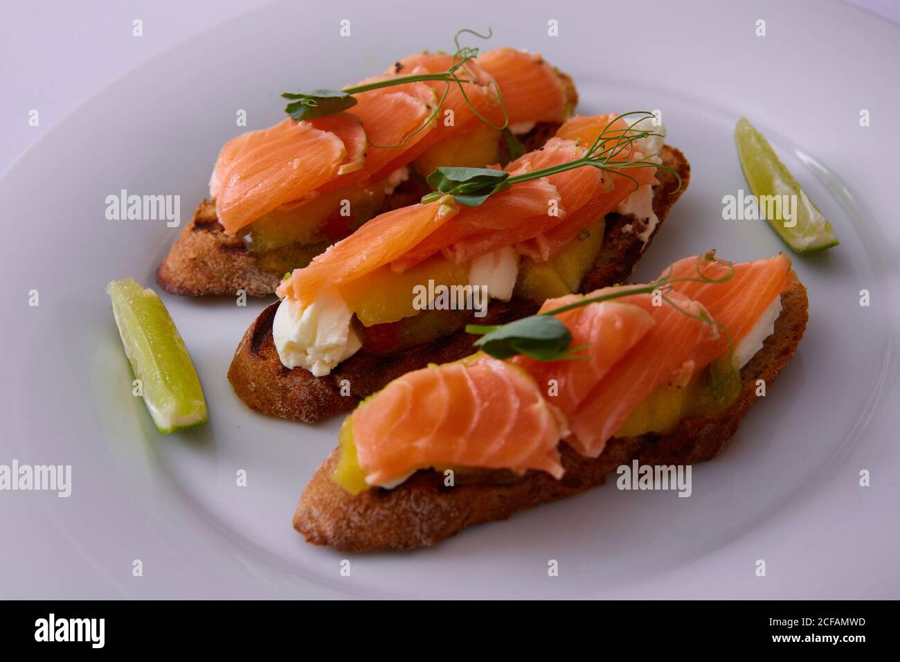 Delizioso salmone affumicato fatto in casa senza glutine canape Foto Stock