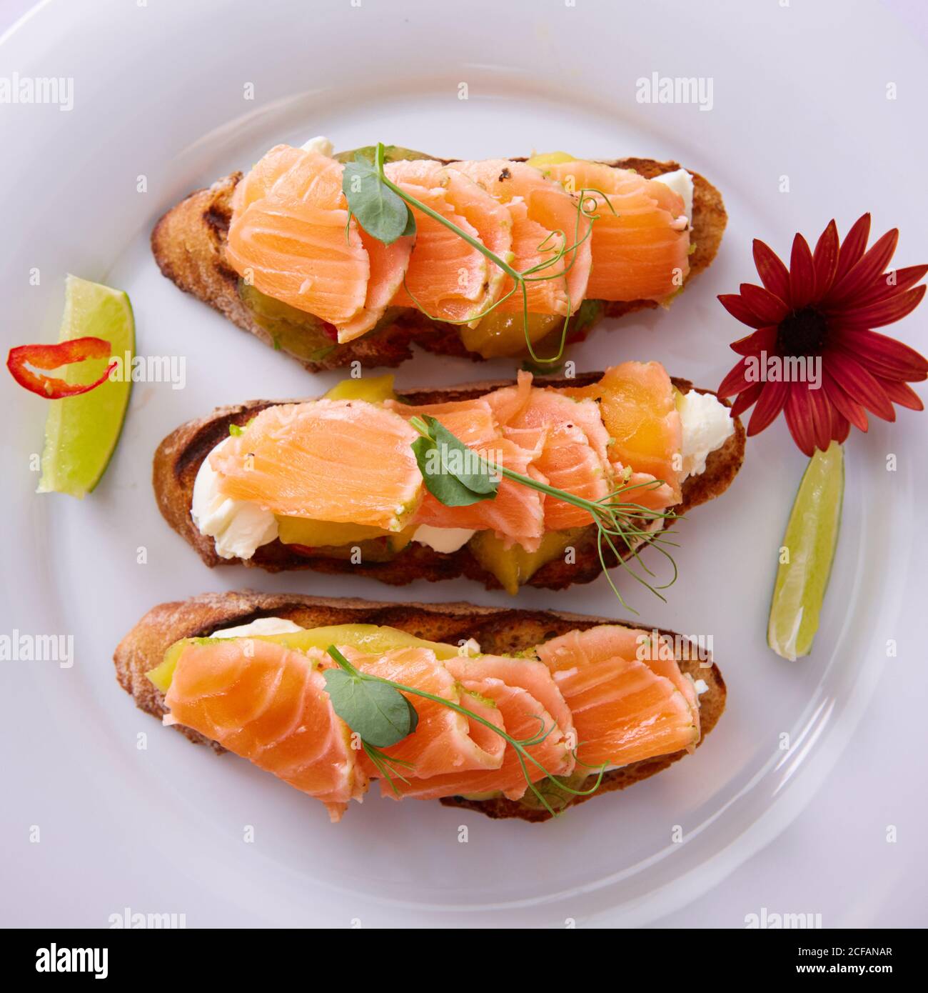 Delizioso salmone affumicato fatto in casa senza glutine canape Foto Stock