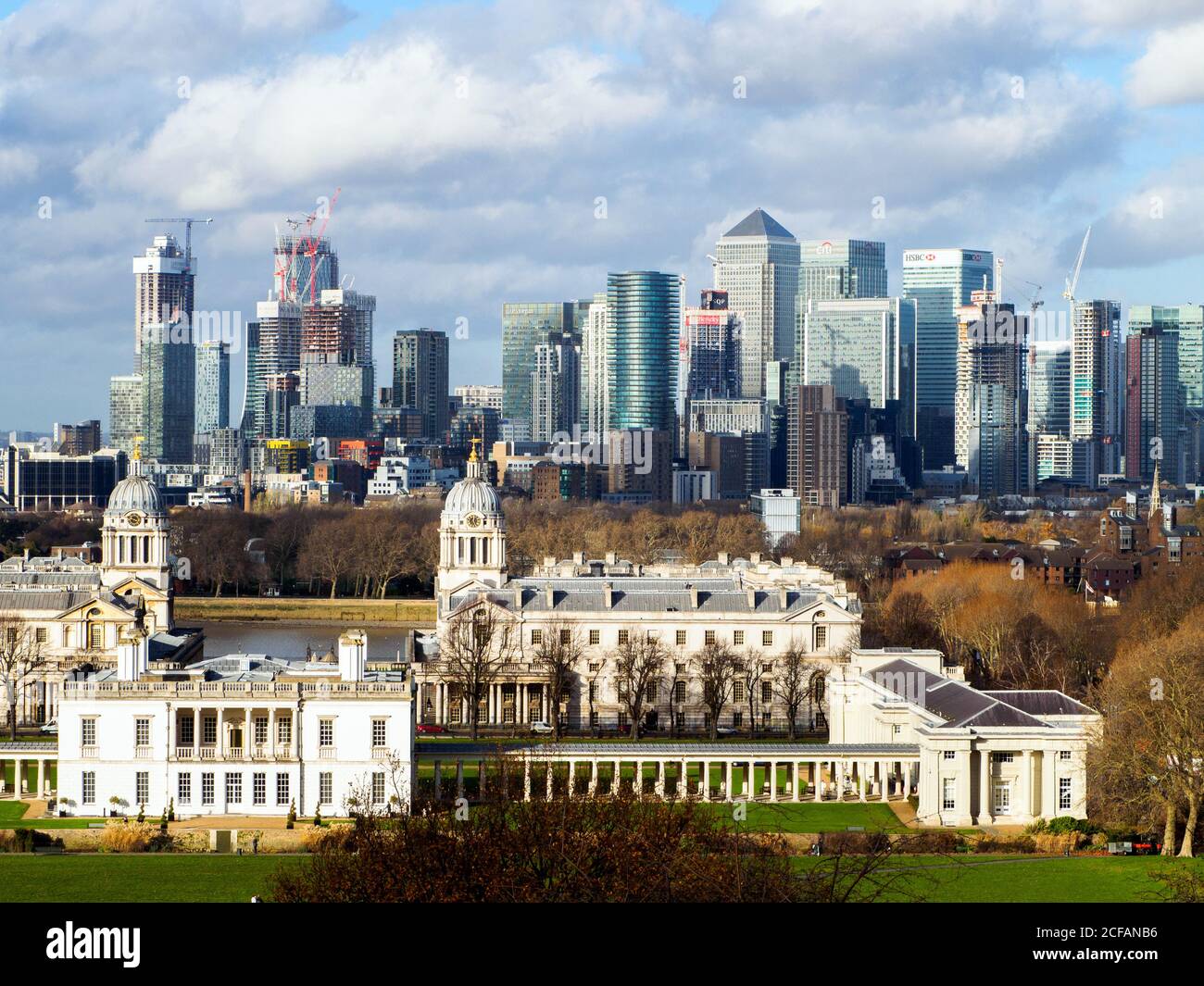 Lo skyline di Canary Wharf, l'Old Royal Naval College e la Queen's House - Londra, Inghilterra Foto Stock