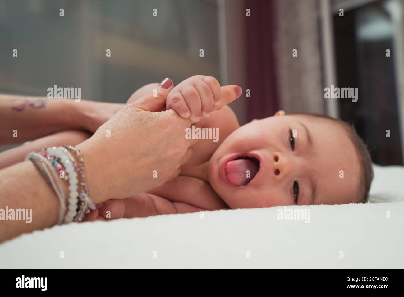 Ritratto di simpatici baby boy con la sindrome di Down Foto Stock