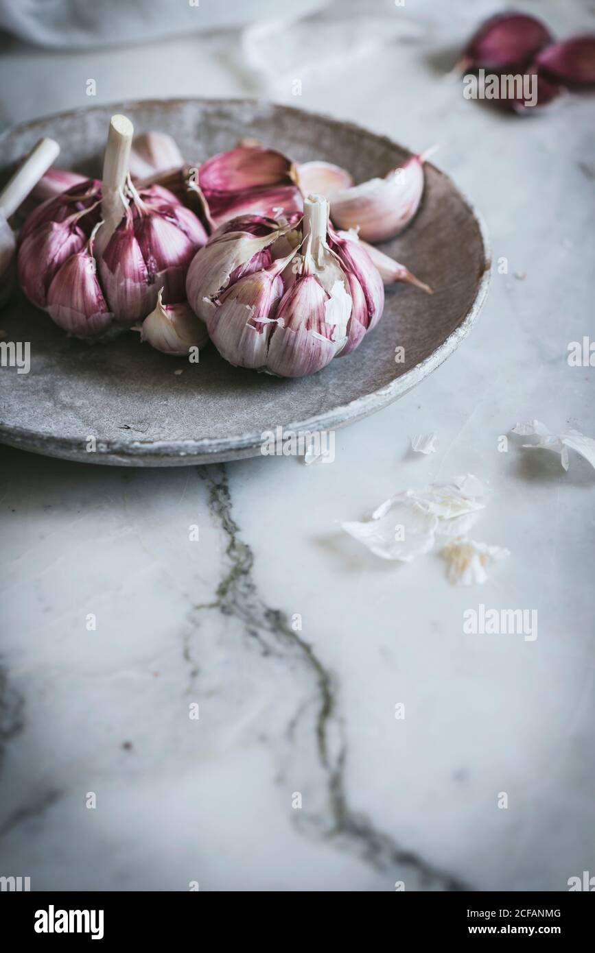 Primo piano di un piatto di aglio rosa Foto Stock