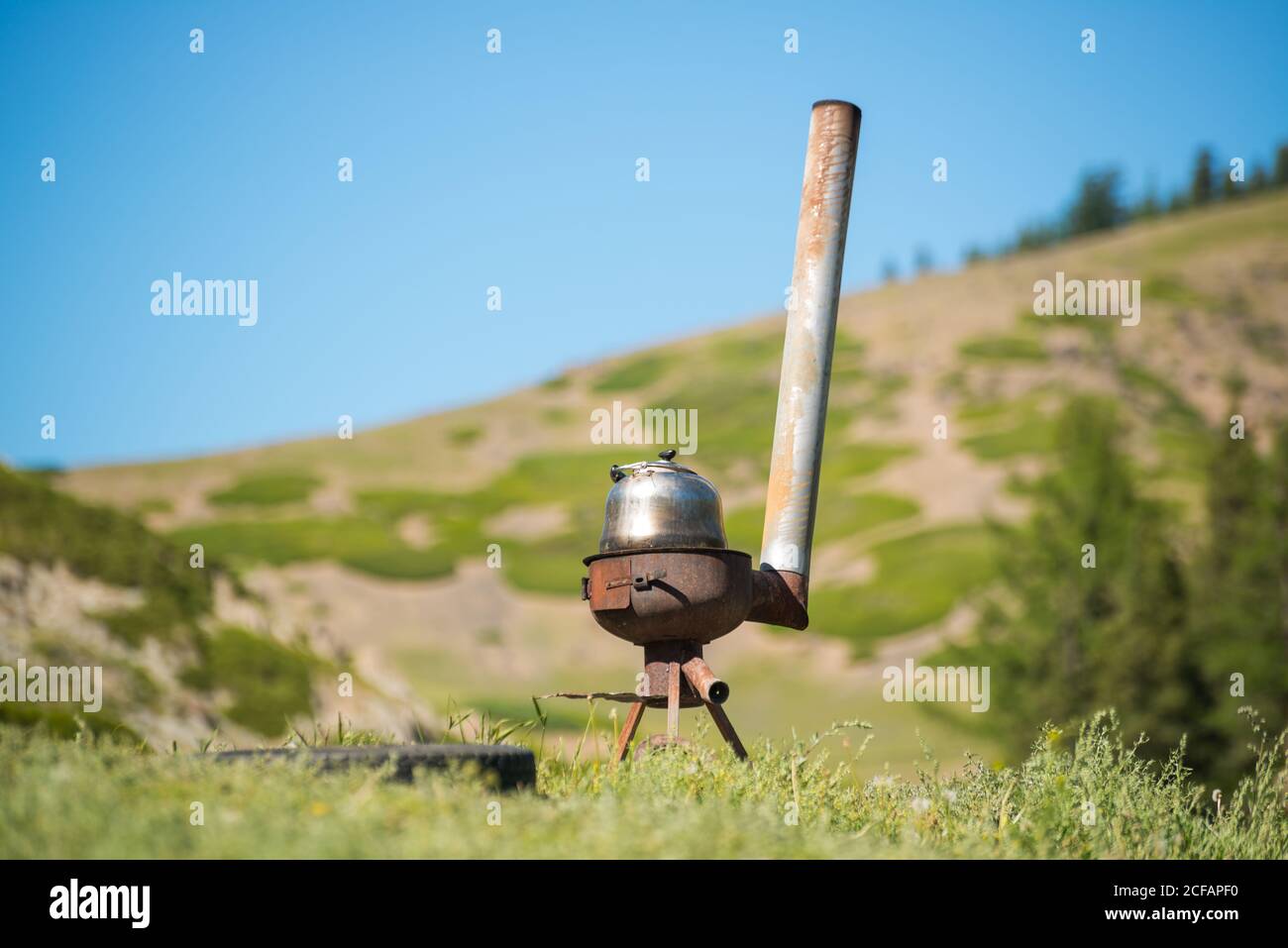 Bellissimo bollitore d'acciaio su stufa a legna in campagna Foto stock -  Alamy