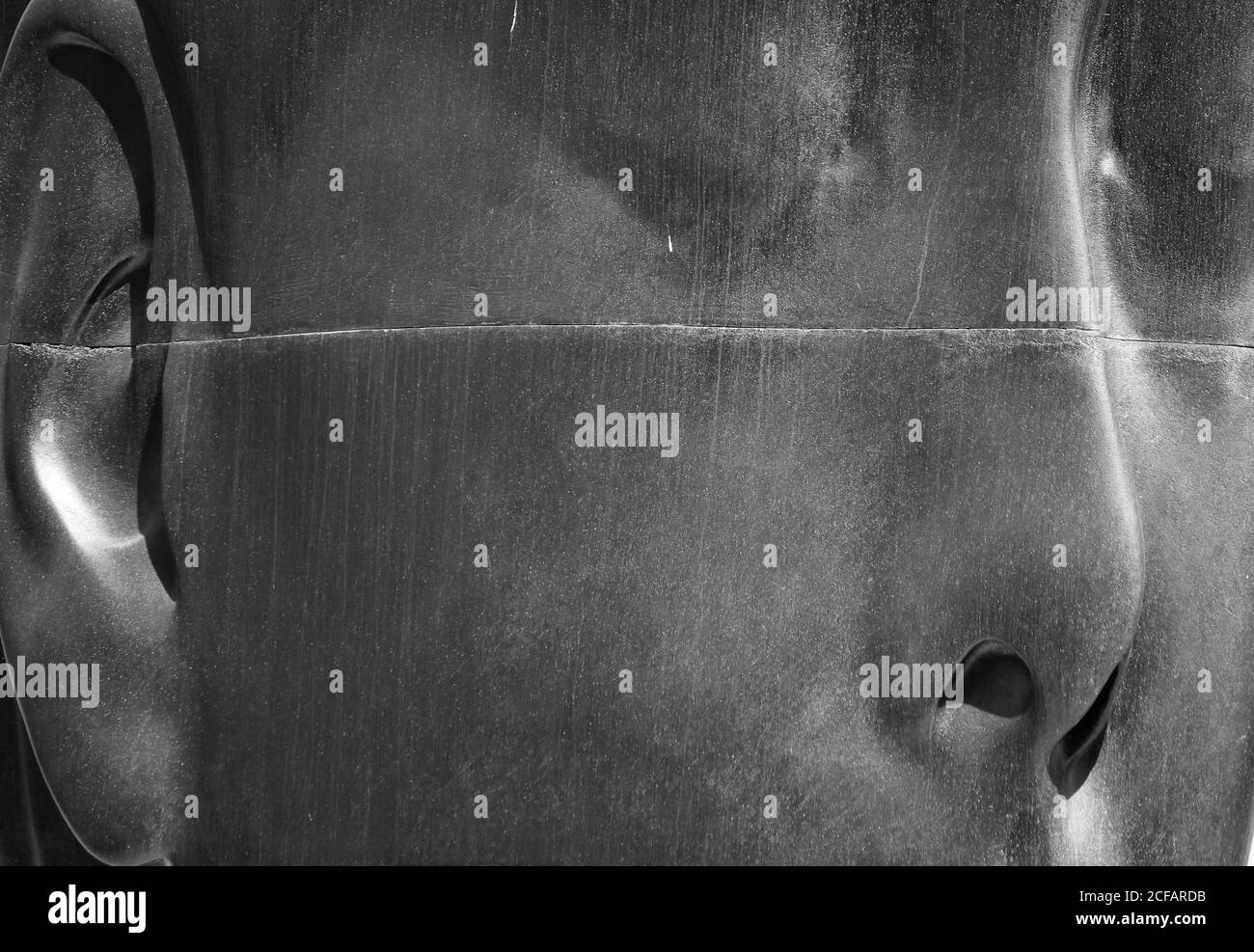 Elche, Alicante, Spagna - 20 luglio 2020: Bella scultura tridimensionale del volto di una donna dell'artista Jaume Plensa esposto nella piazza principale Foto Stock