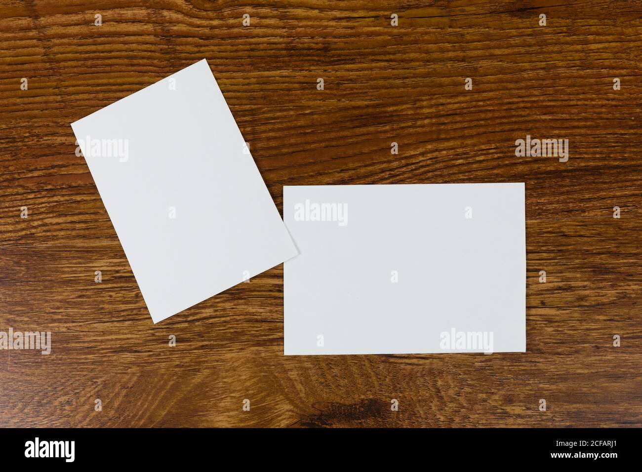 Foglio bianco di carte su tavola di legno Foto Stock