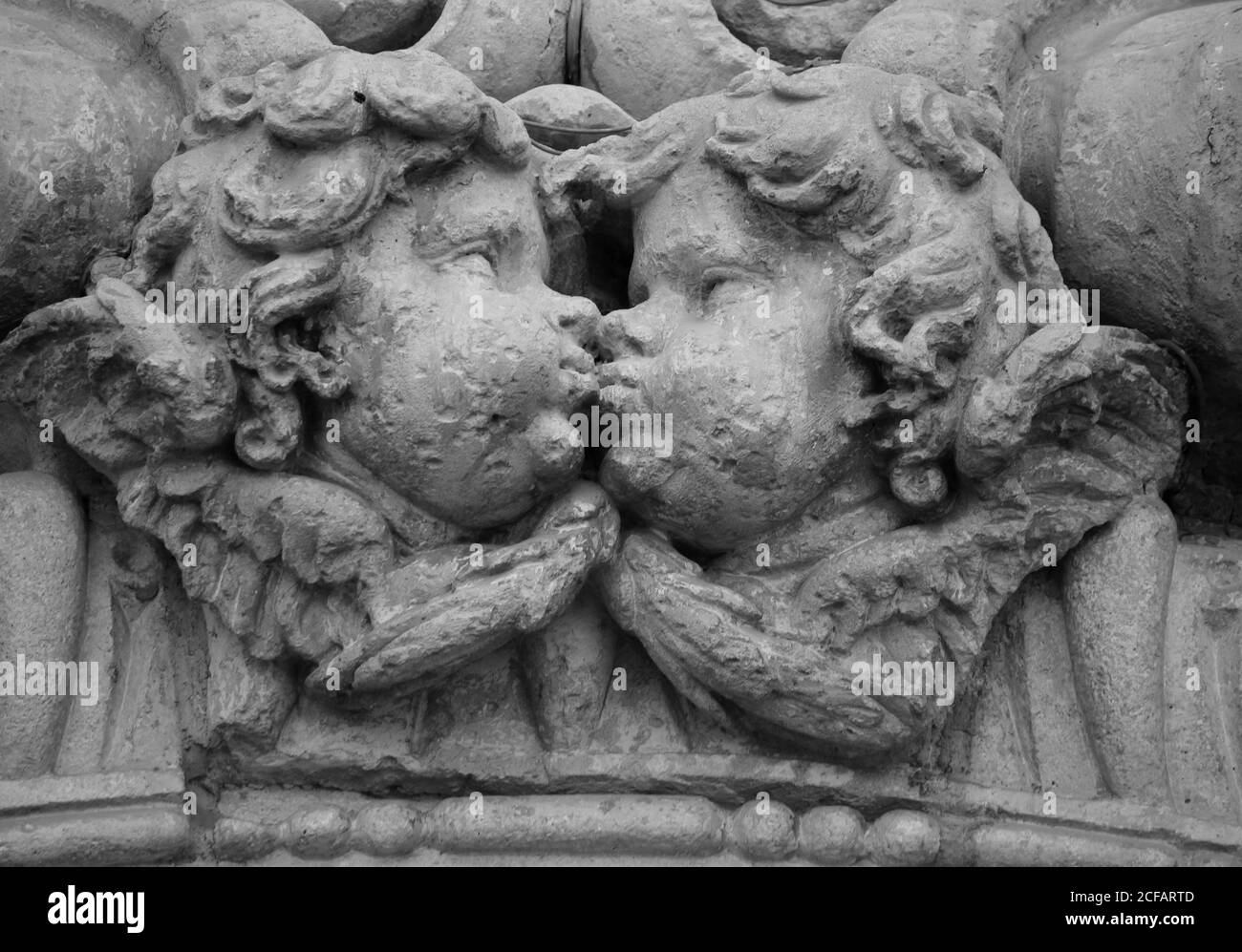 Elche, Alicante, Spagna - Luglio 20,2020: Bellissimi angeli di pietra scolpiti che baciano sulla facciata principale della chiesa di Santa Maria a Elche, Alicante, Spagna. Foto Stock