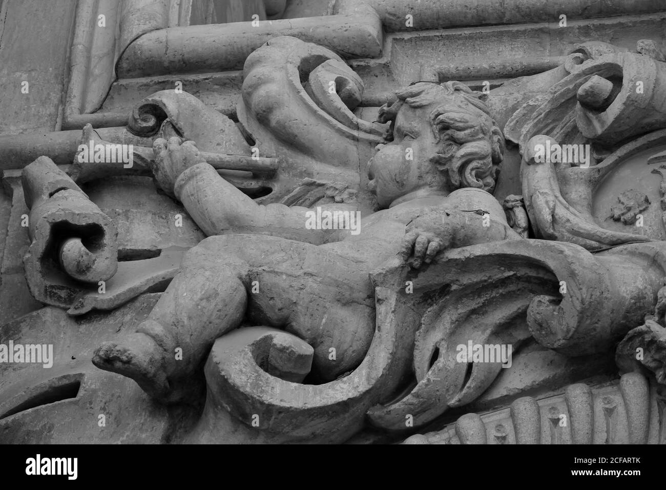 Elche, Alicante, Spagna - Luglio 20,2020: Bell'angelo di pietra scolpito che suona la tromba sulla facciata principale della chiesa di Santa Maria a Elche, Alicante, Sp Foto Stock