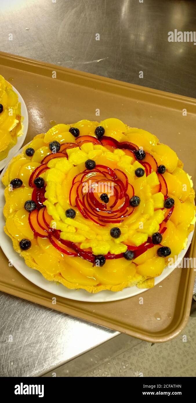 grande crostata fatta con frutti di bosco freschi Foto Stock