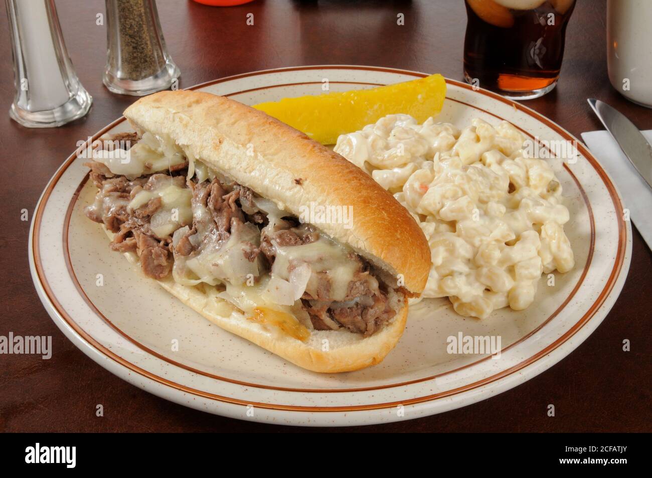 Un panino di bistecca di Filly con insalata di maccheroni Foto Stock