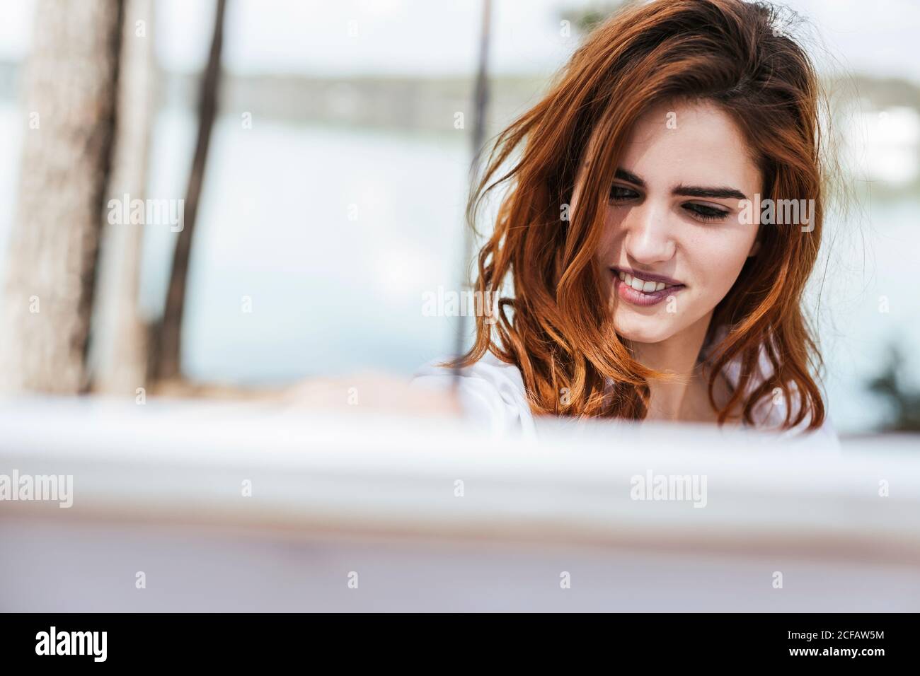 Giovane Donna pittura in campagna Foto Stock