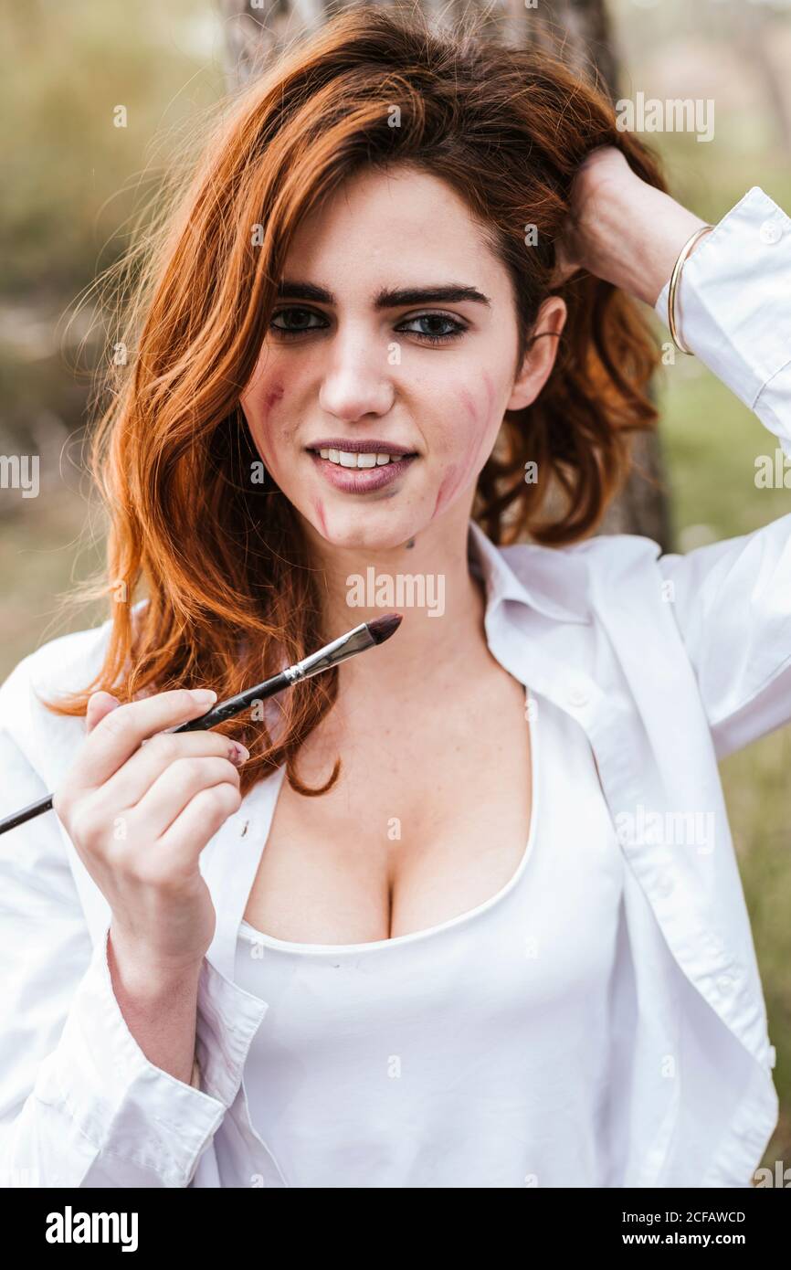 Allegra artista femminile in campagna Foto Stock