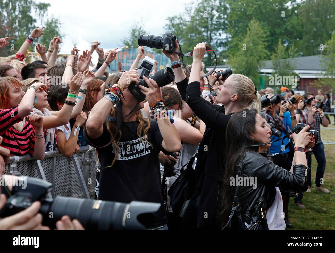 Hultsfred, Svezia 2012 Fotografi nel fosso fotografico tra il palco e il pubblico al Festival Hultsfred 2012. Foto Gippe Gustafsson Foto Stock