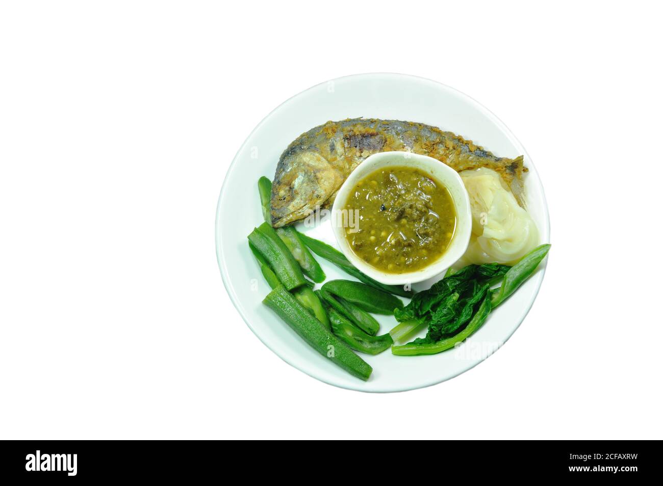 sgombro fritto e salsa di pasta di peperoncino di pesce mangia coppia con verdure fresche Foto Stock