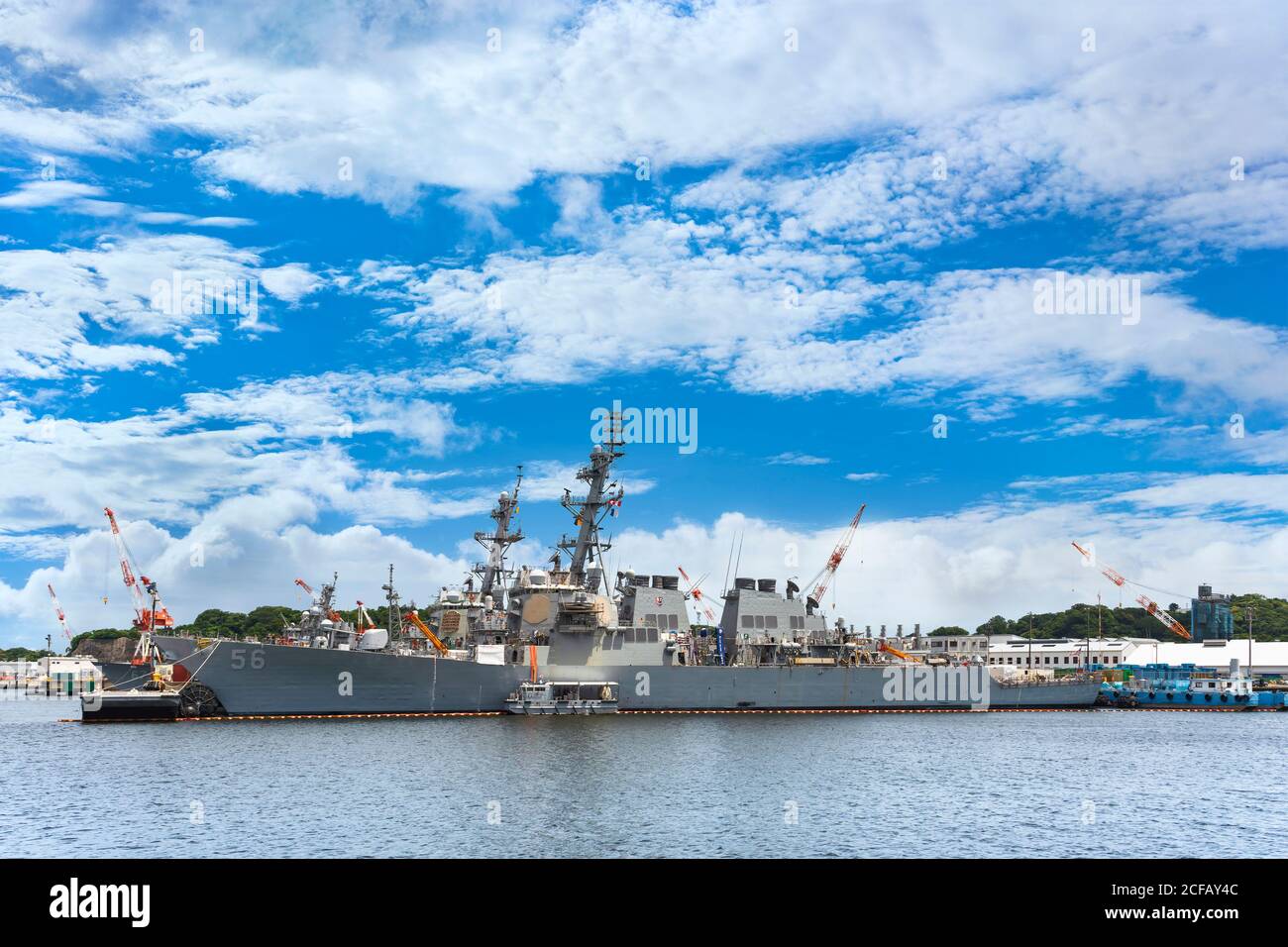 yokosuka, giappone - luglio 19 2020: Vista grandangolare del cacciatorpediniere americano di classe Burke USS John S. McCain DDG-56 della marina degli Stati Uniti ormeggiato Foto Stock
