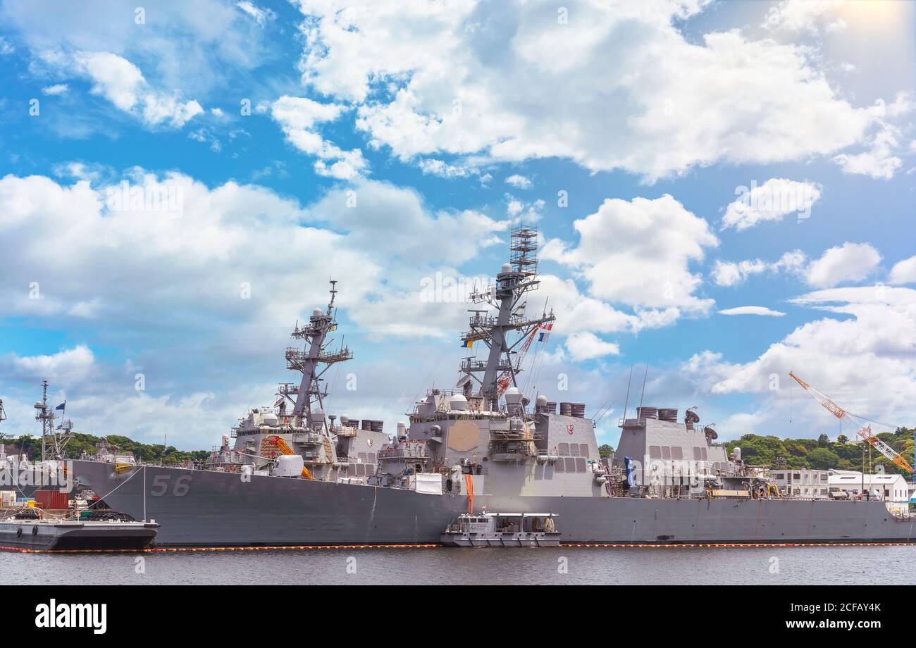 yokosuka, giappone - luglio 19 2020: Primo piano sul cacciatorpediniere americano di classe Burke USS John S. McCain DDG-56 della Marina degli Stati Uniti ormeggiato nella Foto Stock