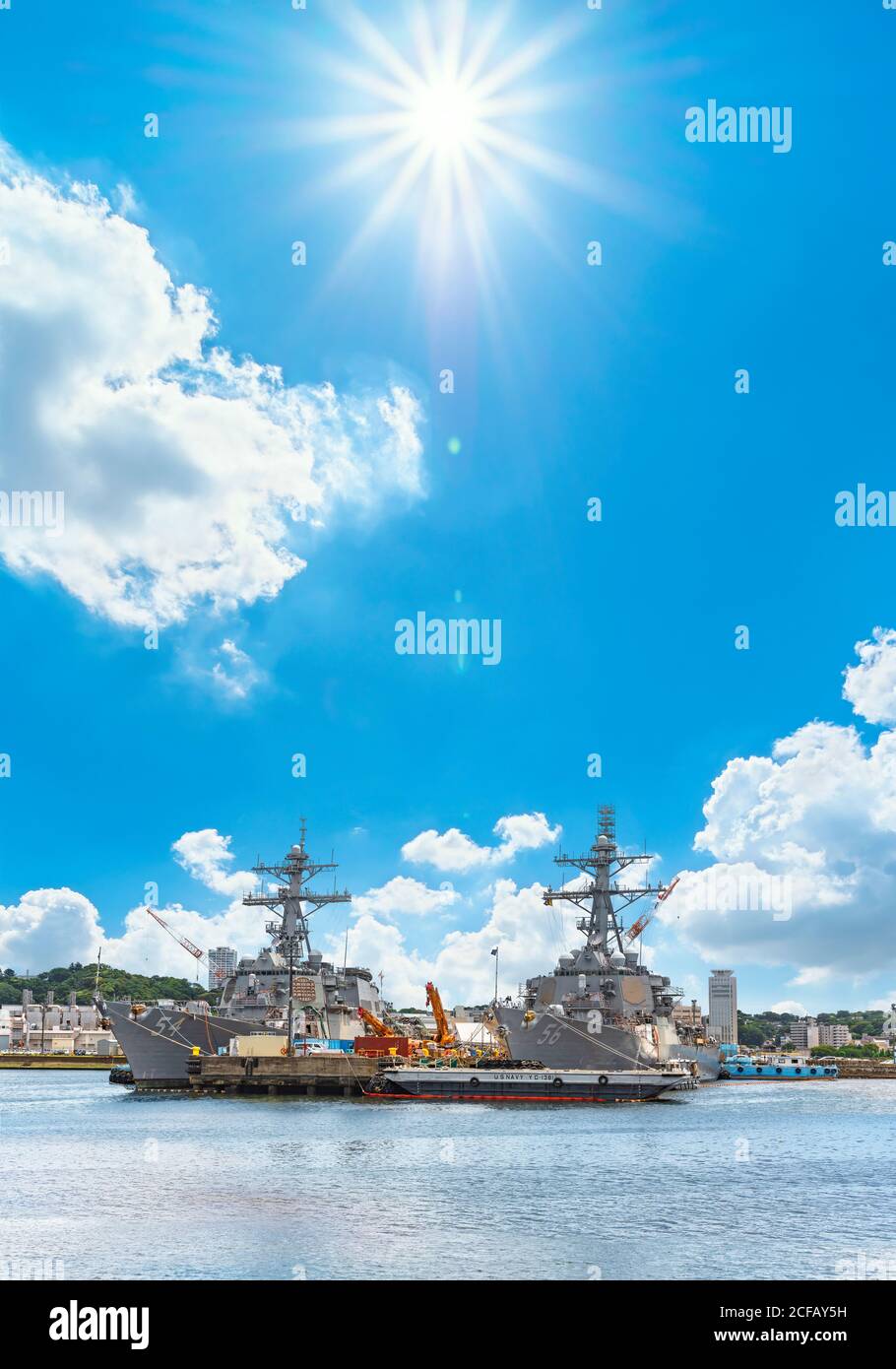 yokosuka, giappone - luglio 19 2020: Cacciatorpediniere americano di classe Burke USS John S. McCain DDG-56 e USS Curtis Wilbur DDG-54 degli Stati Uniti Nav Foto Stock