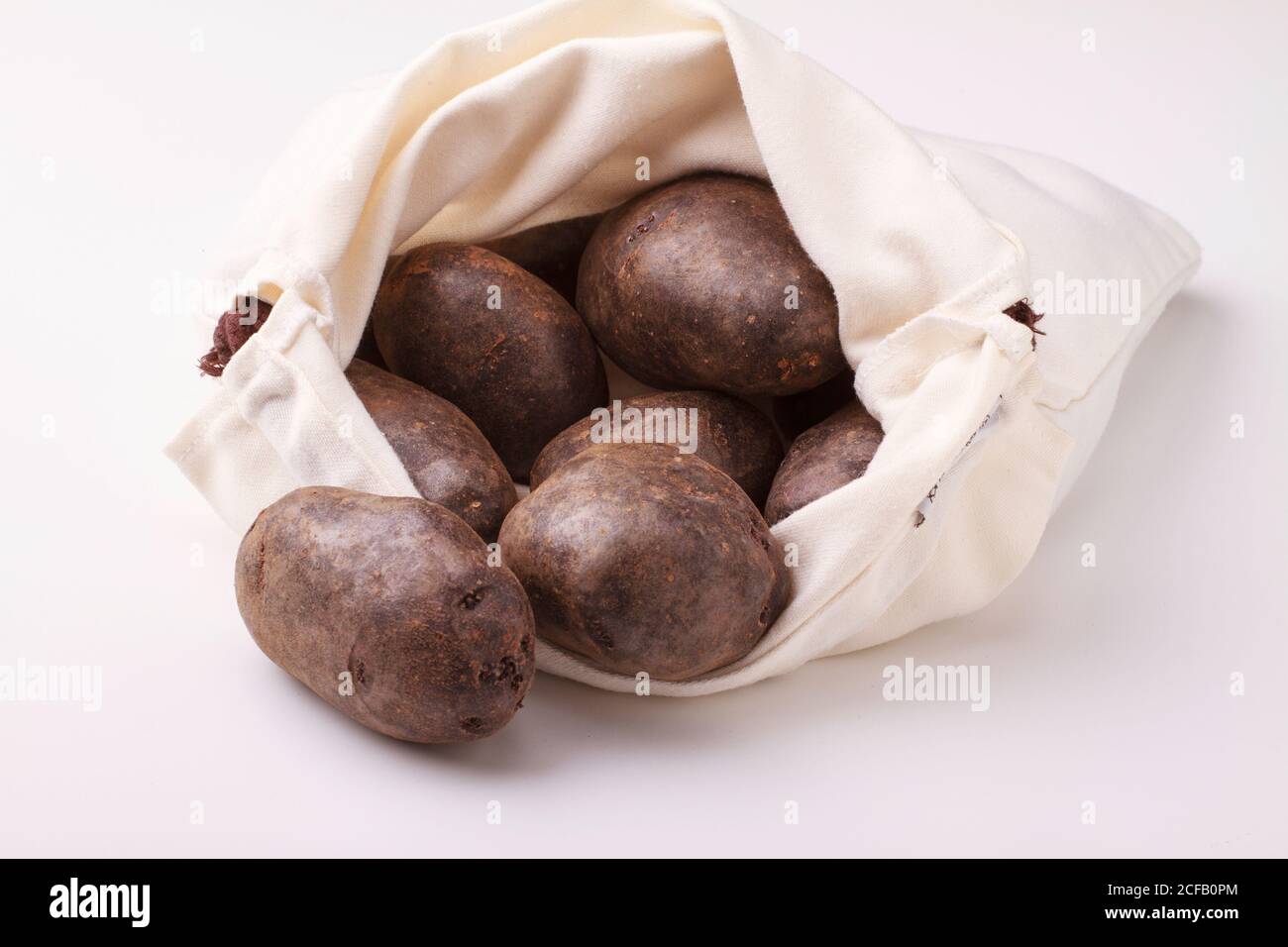 Patate viola su sfondo bianco. Foto Stock