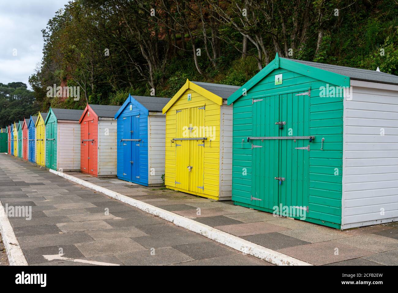 Colorate capanne sulla spiaggia a Devon Foto Stock