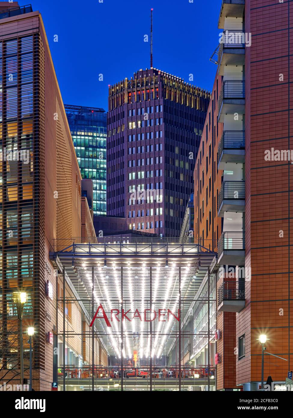 Potsdamer Platz Arkaden, Kollhoff Tower, Potsdamer Platz, Old Potsdamer Strasse, Schellingstrasse, Berlino, capitale federale, Germania Foto Stock