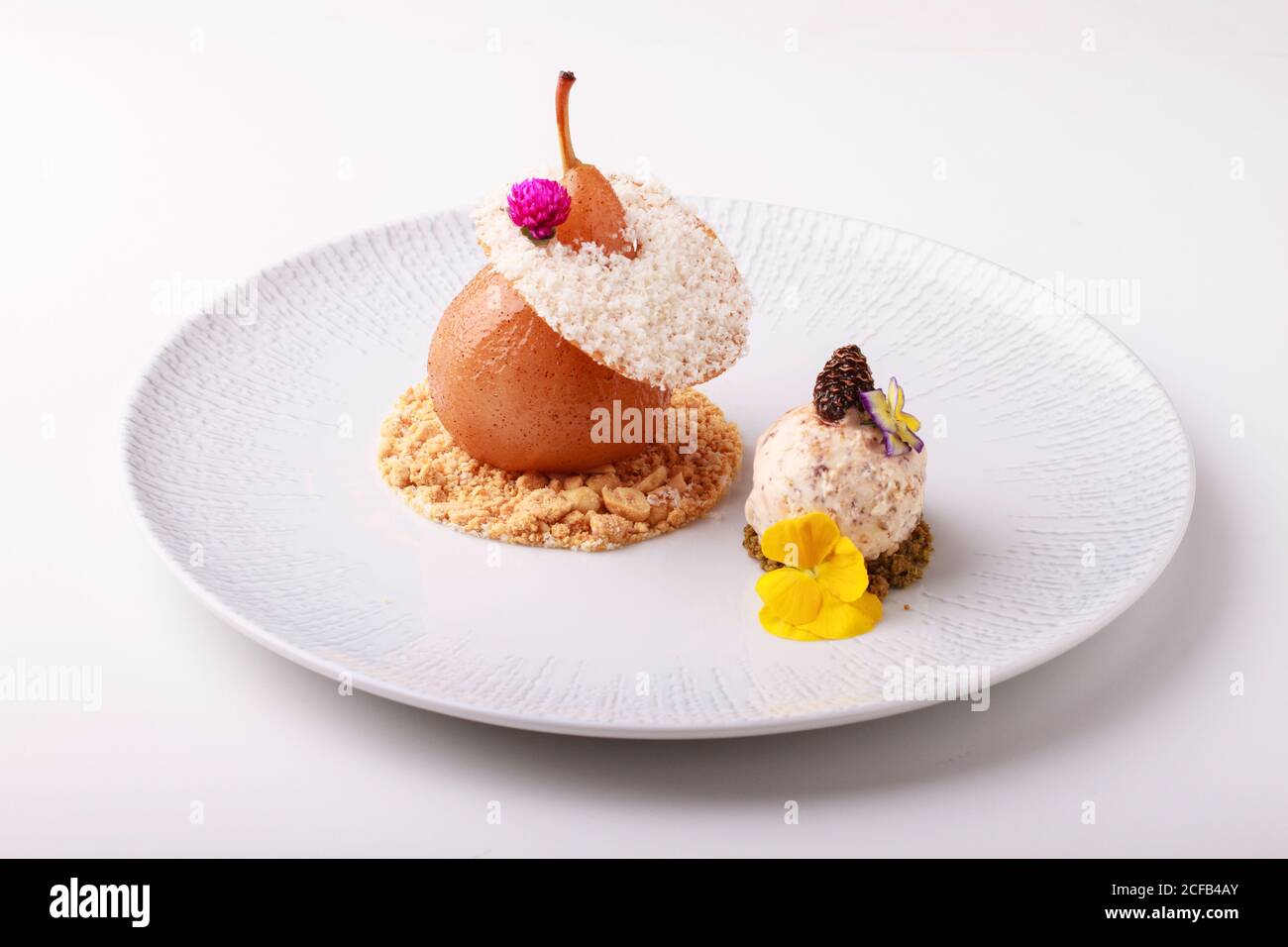 Par dessert in camicia con pralina e gelato alla noci. Foto Stock