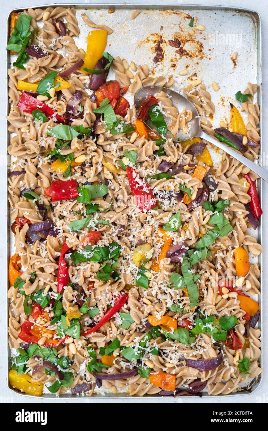 Pasta arrosto al peperone di pomodoro e torta al basilico Foto Stock