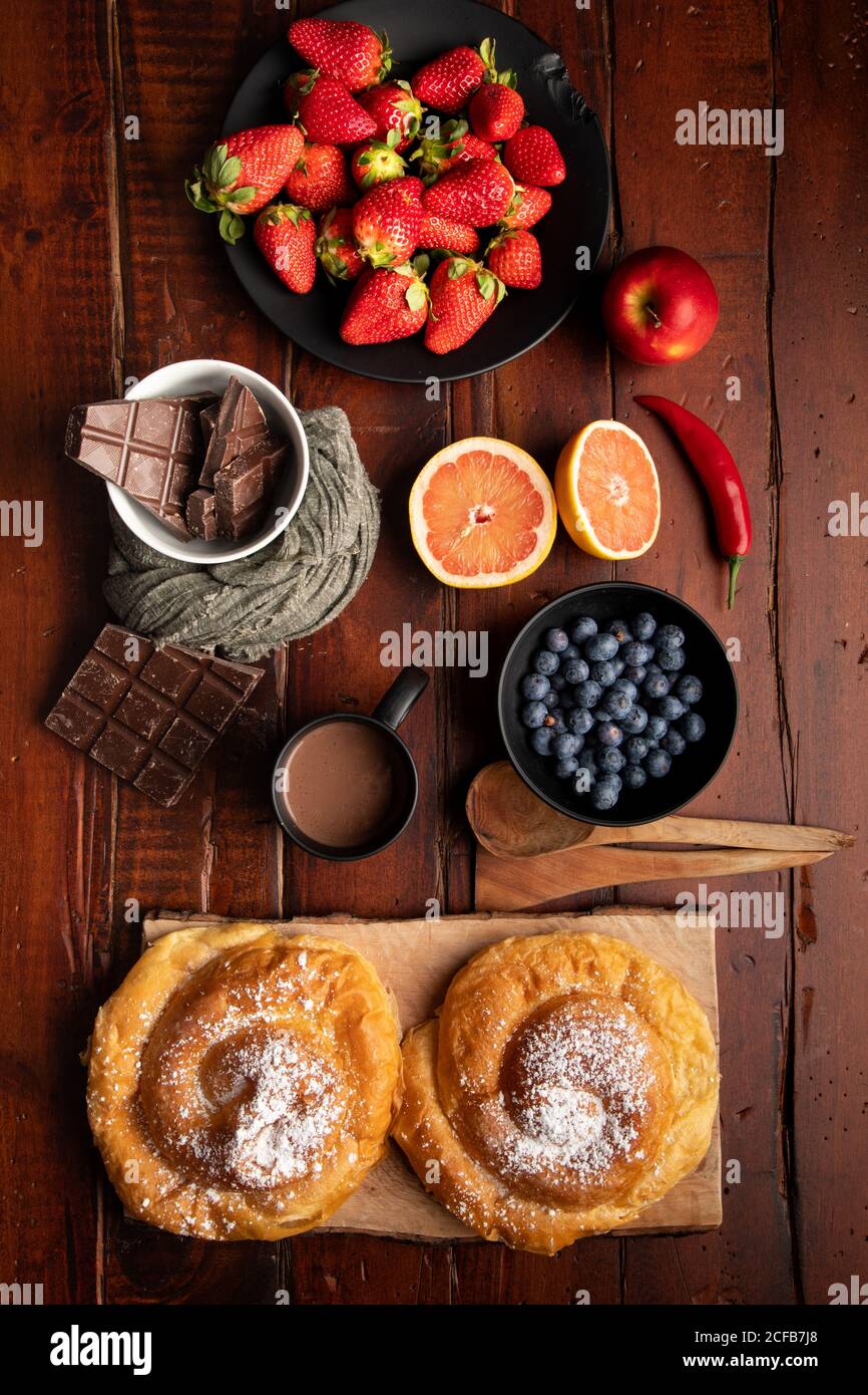 Bevande calde fresche e vari gustosi piatti per la colazione tavolo da tavolo per il legname al mattino Foto Stock