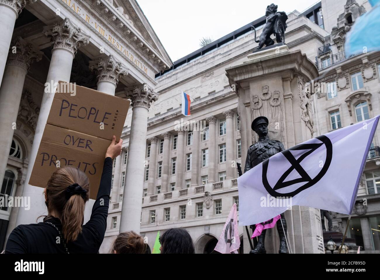 Estinzione ribellione gli attivisti del cambiamento climatico portano la loro protesta ambientale ed economica chiamata 'The Walk of Shame' alla City of London, il quartiere finanziario della capitale , il 4 settembre 2020, a Londra, Inghilterra. Secondo XR, "le imprese e le istituzioni hanno tratto profitto dal commercio degli schiavi e dal profitto derivante dallo sfruttamento delle persone e del pianeta. Le società in visita nelle città come Lloyds of London, Aviva Insurance e Bank of England finanziano e assicurano grandi progetti di combustibili fossili, alimentando il clima e l'emergenza ecologica." Foto Stock