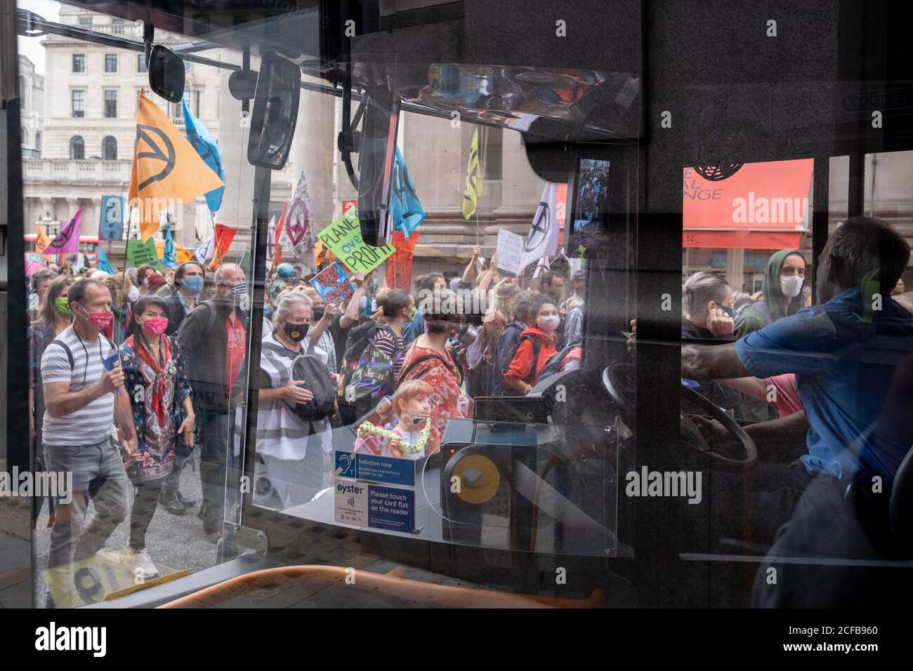 Estinzione ribellione gli attivisti del cambiamento climatico portano la loro protesta ambientale ed economica chiamata 'The Walk of Shame' alla City of London, il quartiere finanziario della capitale , il 4 settembre 2020, a Londra, Inghilterra. Secondo XR, "le imprese e le istituzioni hanno tratto profitto dal commercio degli schiavi e dal profitto derivante dallo sfruttamento delle persone e del pianeta. Le società in visita nelle città come Lloyds of London, Aviva Insurance e Bank of England finanziano e assicurano grandi progetti di combustibili fossili, alimentando il clima e l'emergenza ecologica." Foto Stock