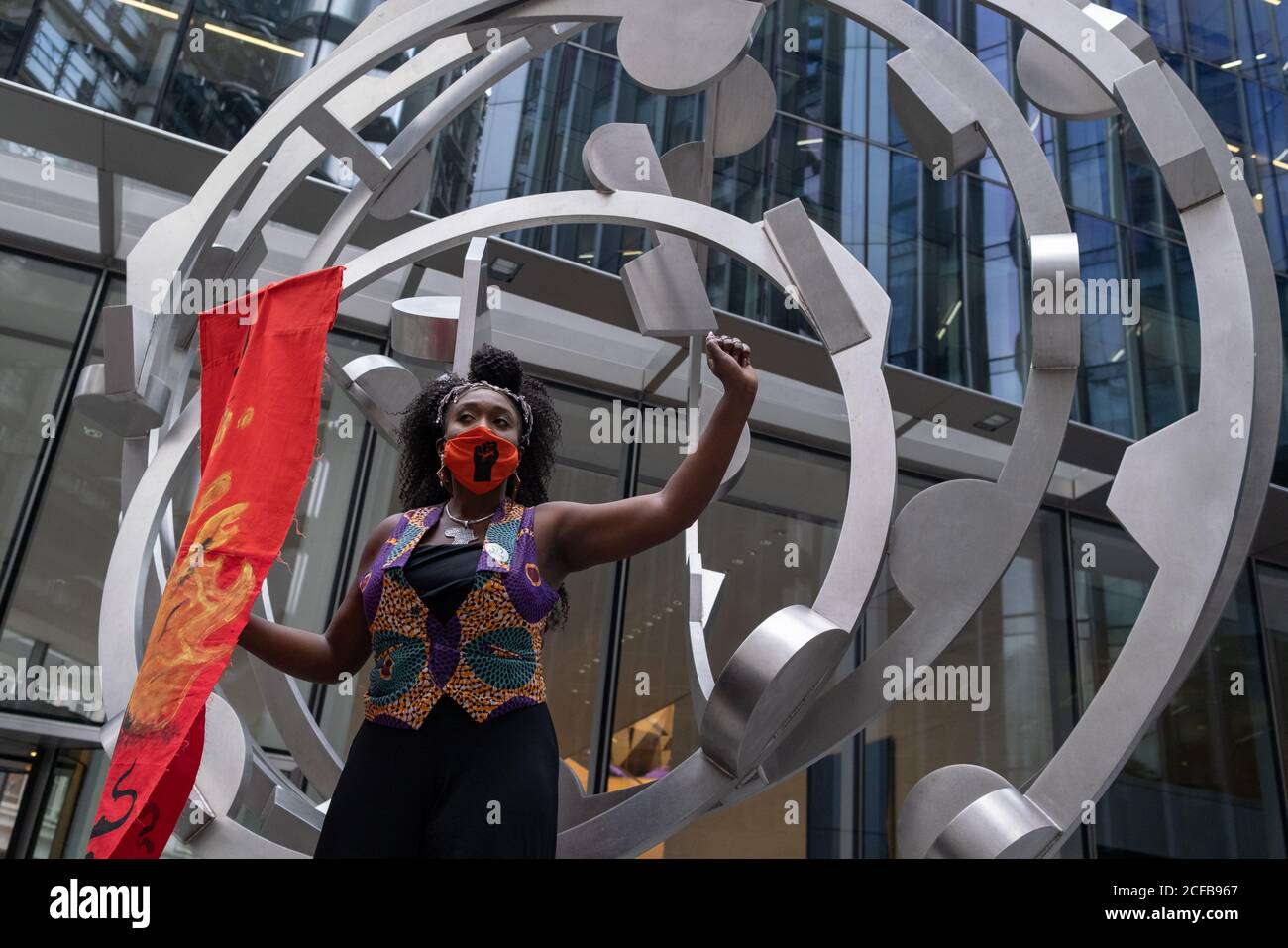 Estinzione ribellione gli attivisti del cambiamento climatico portano la loro protesta ambientale ed economica chiamata 'The Walk of Shame' alla City of London, il quartiere finanziario della capitale , il 4 settembre 2020, a Londra, Inghilterra. Secondo XR, "le imprese e le istituzioni hanno tratto profitto dal commercio degli schiavi e dal profitto derivante dallo sfruttamento delle persone e del pianeta. Le società in visita nelle città come Lloyds of London, Aviva Insurance e Bank of England finanziano e assicurano grandi progetti di combustibili fossili, alimentando il clima e l'emergenza ecologica." Foto Stock