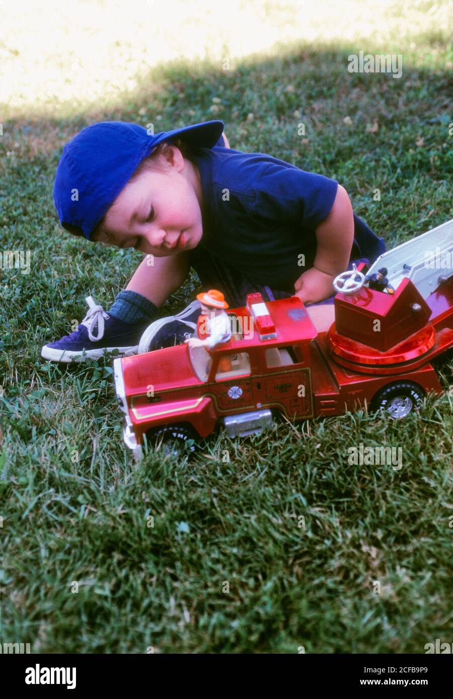 Bambino che gioca con Red Fire Truck Foto Stock