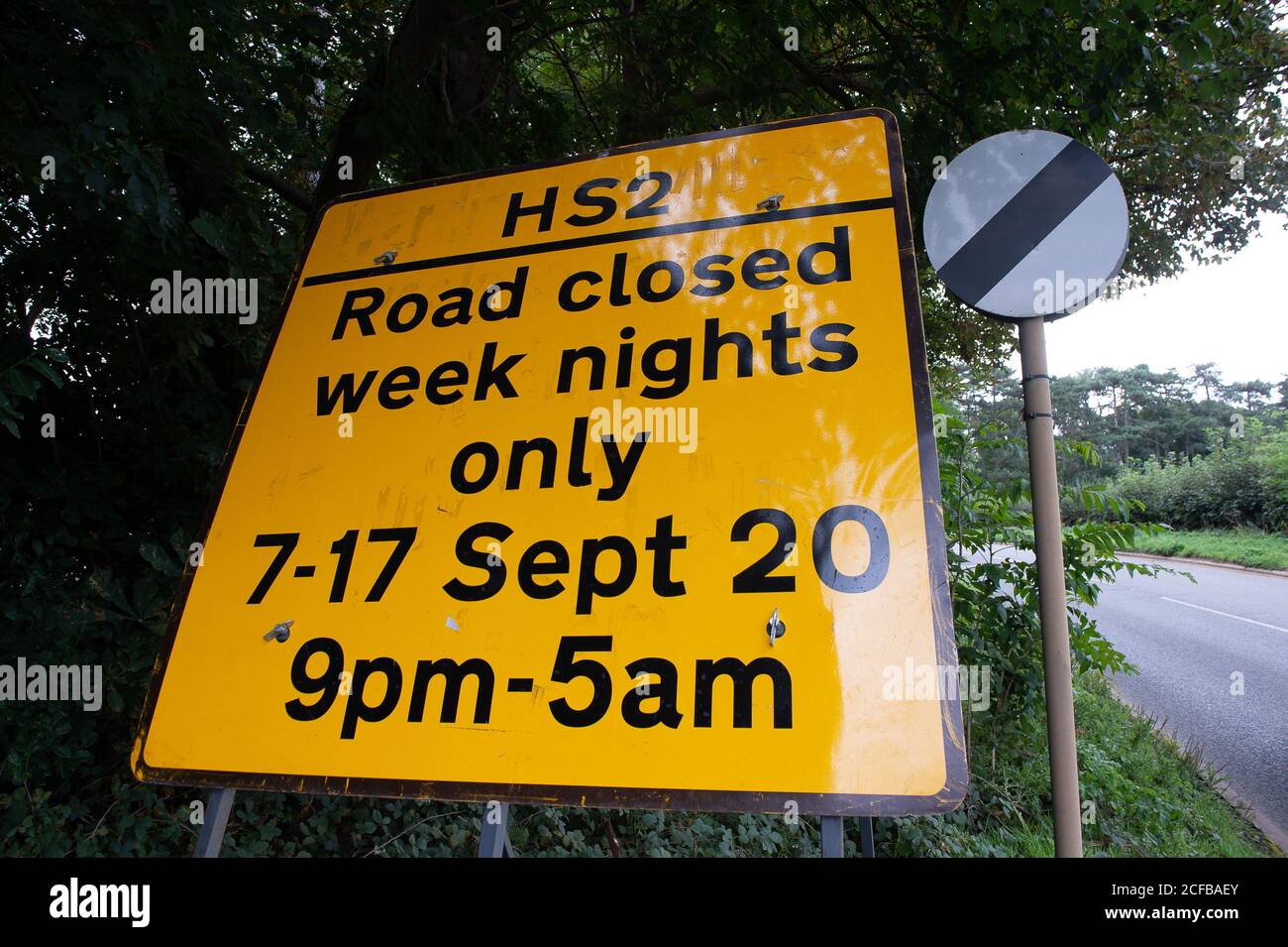 Harefield, Uxbridge, Middlesex, Regno Unito. 4 Settembre 2020. Un cartello di chiusura stradale HS2. Le Herts & Middlesex Wildlife Trusts riferiscono che HS2 ora hanno preso possesso della riserva naturale del lago Broadwater per la costruzione del collegamento ferroviario ad alta velocità HS2 e l'accesso ai laghi da parte del pubblico non può più essere garantito. Un viadotto biseccherà la Riserva Naturale del Lago di Broadwater. Il sito di 80 ettari è rinomato a livello nazionale per la varietà di uccelli di allevamento delle zone umide e ci sono grandi preoccupazioni da parte delle Herts & Middlesex Wildlife Trust circa l'impatto che HS2 avrà sugli uccelli e sulla fauna selvatica. Credito: Maure Foto Stock