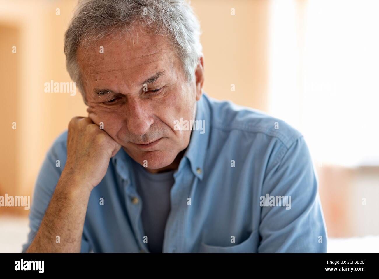 Ritratto dell'uomo anziano che guarda depresso Foto Stock