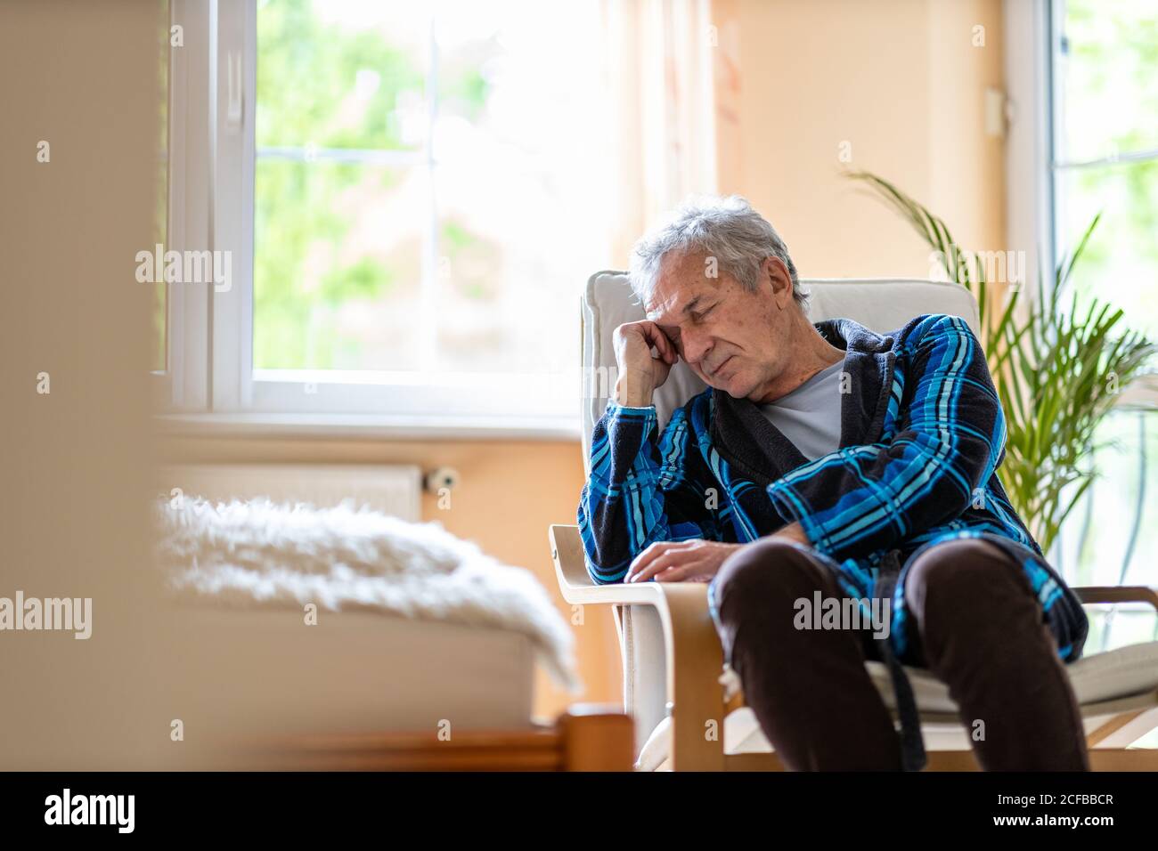 Ritratto dell'uomo anziano che guarda depresso Foto Stock
