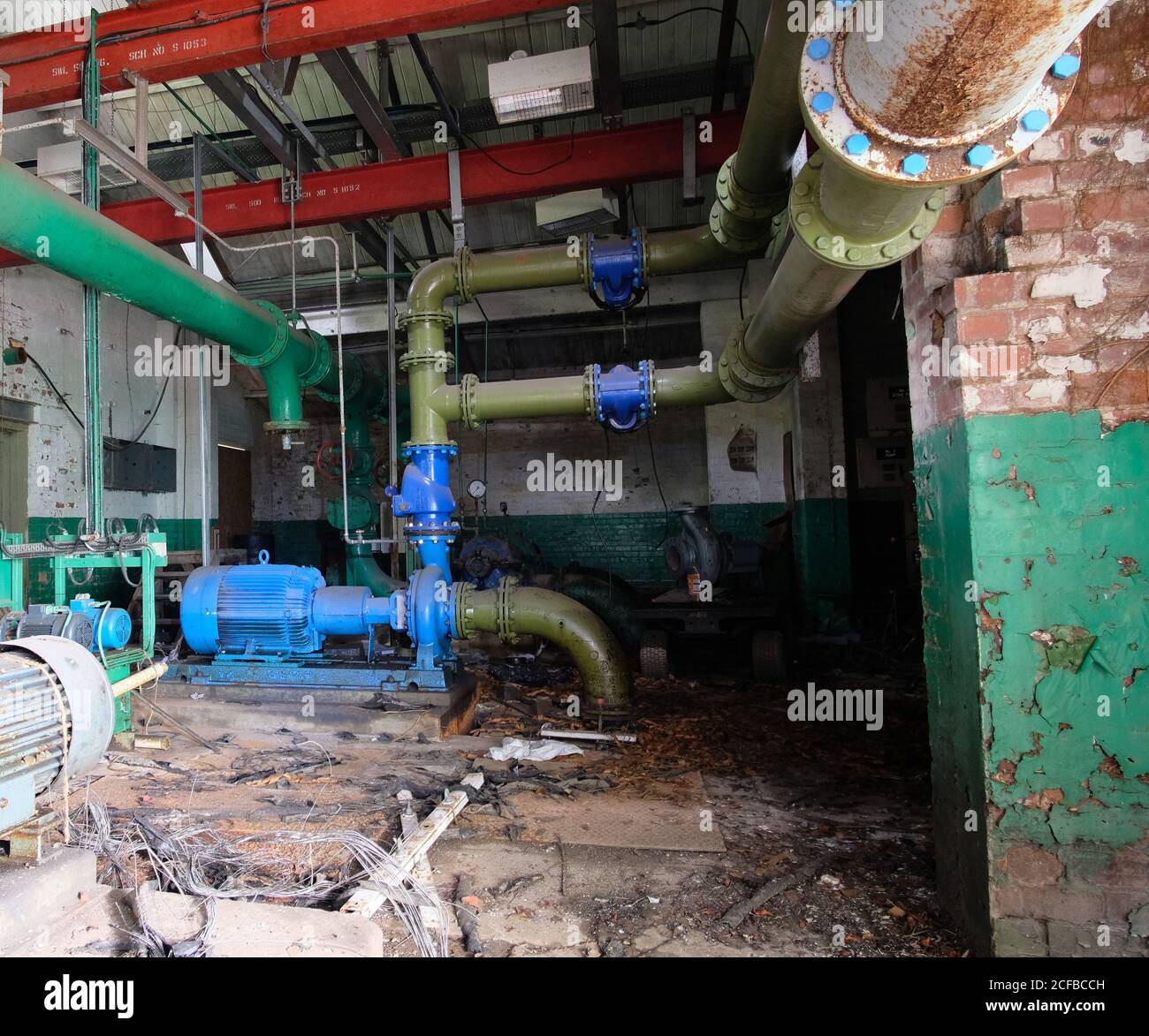 Tubazioni della camera di pompaggio da fonderia abbandonate Foto Stock
