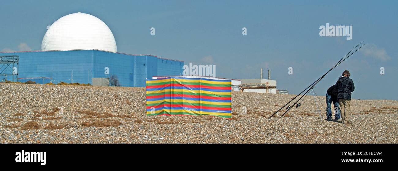 La centrale nucleare di Sizewell B è dotata di una sfera a cupola del reattore bianca con spiaggia e ravvicinato persone che pescano dietro pausa vento Suffolk East Anglia Inghilterra Regno Unito Foto Stock