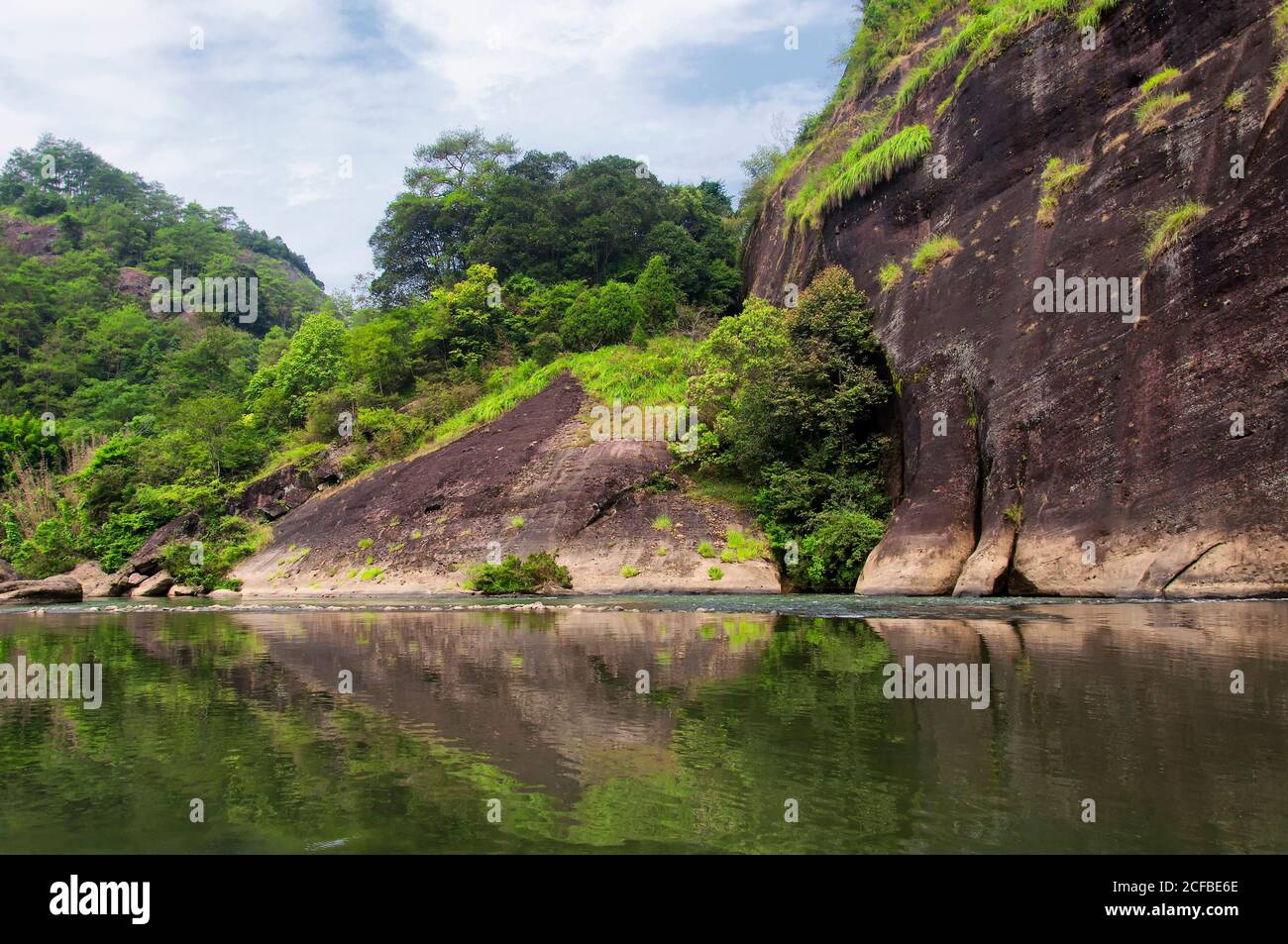 insolite formazioni rocciose sul fiume a nove curve in wuyishan in un giorno di cielo blu nella provincia fujiana della cina. Foto Stock