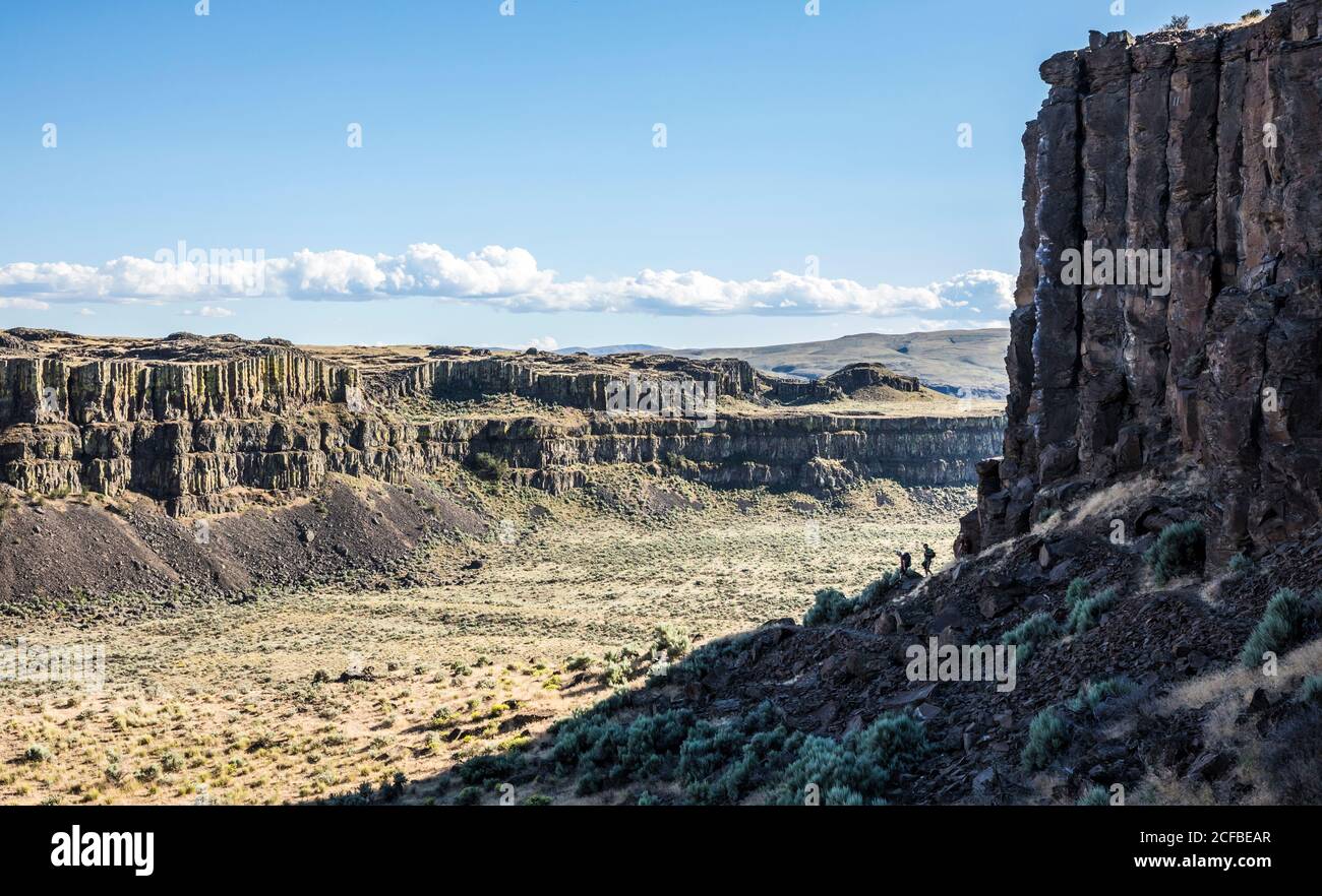 Tre scalatori in un paesaggio roccioso desertico. ECHO Basin, Washington orientale, Stati Uniti. Foto Stock