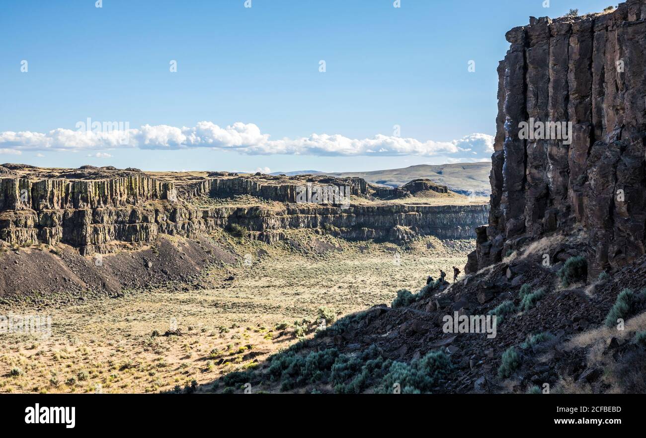 Tre scalatori in un paesaggio roccioso desertico. ECHO Basin, Washington orientale, Stati Uniti. Foto Stock