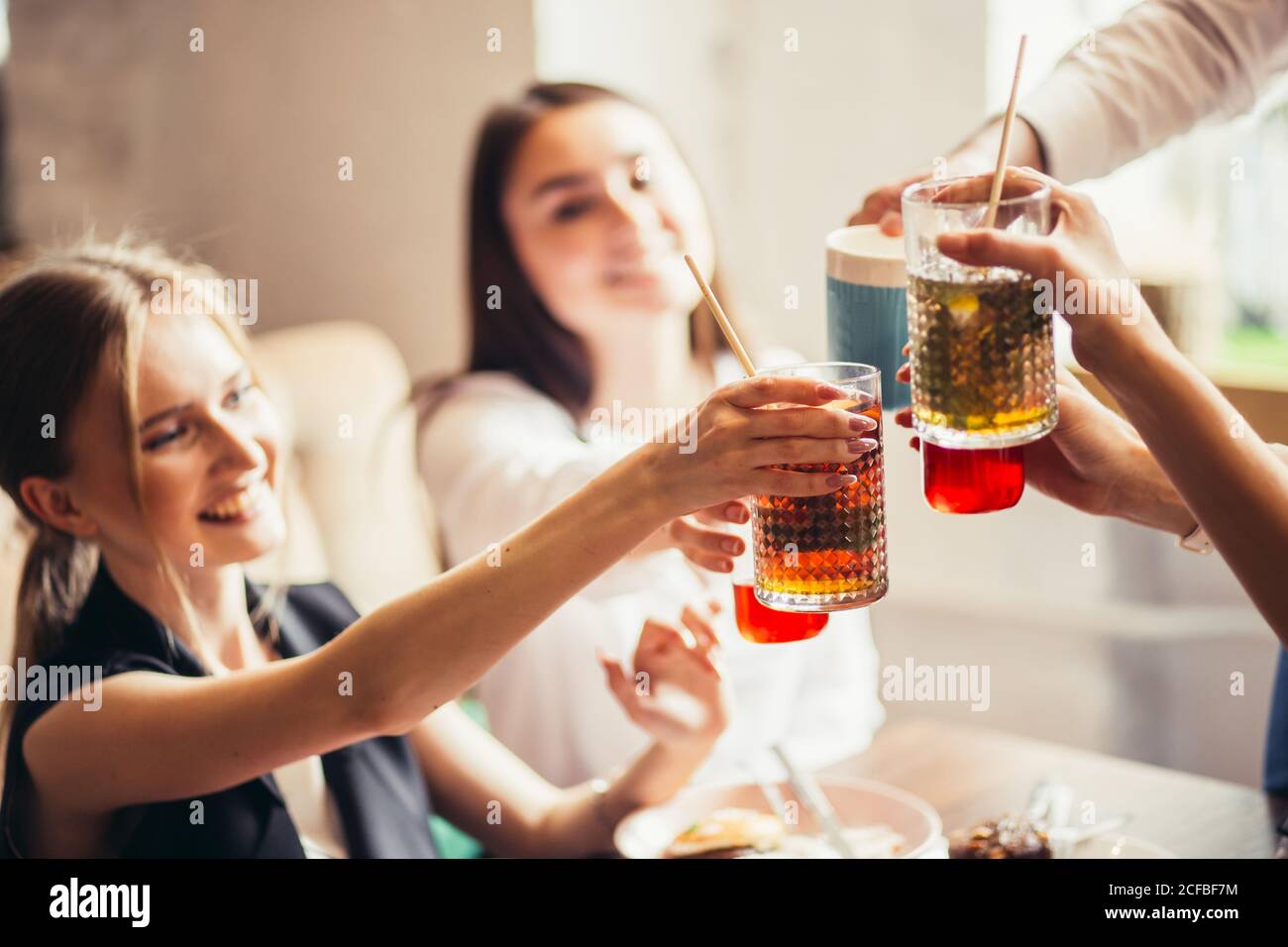 Persone Cheers celebrazione Toast felicità stare insieme concetto Foto Stock