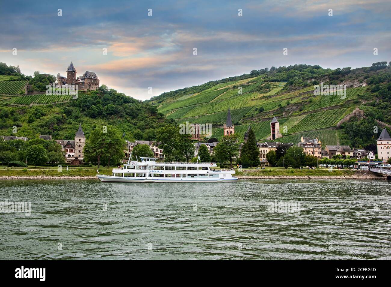 Bacharach, Germania - 16 luglio 2017: Imbarcazione fluviale ancorata nella pittoresca città nel distretto di Mainz-Bingen, Renania-Palatinato, Germania. Foto Stock