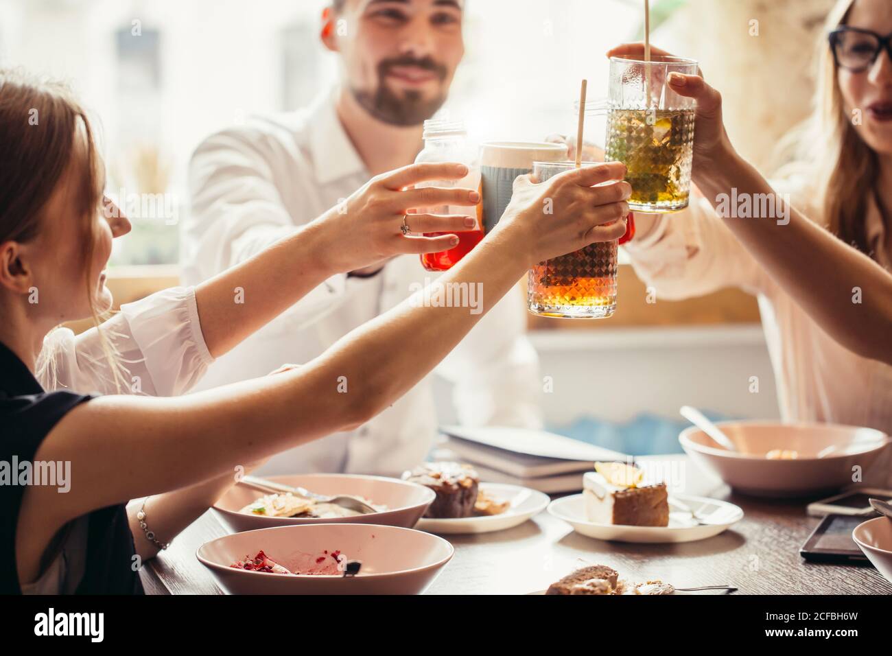 Persone Cheers celebrazione Toast felicità stare insieme concetto Foto Stock