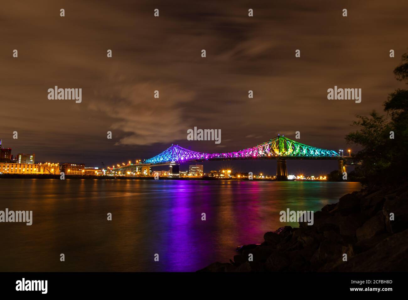 Night Shot il ponte Jacques-Cartier in una luce arcobaleno, durante la pandemia COVID-19. Foto Stock