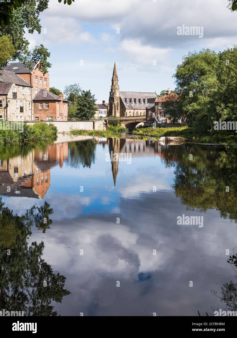 Vista del fiume Wansbeck a Morpeth, Northumberland, Regno Unito con la Chiesa riformata unita di St Georges. Foto Stock