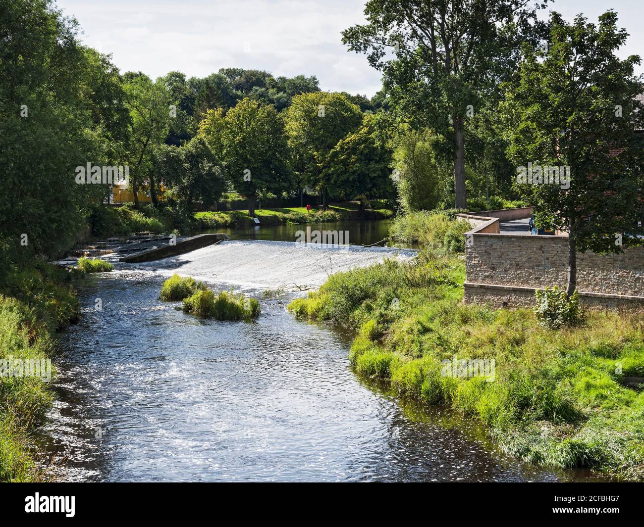 Scala di pesci a Oliver's Weir, Morpeth, Northumberland, Regno Unito sul fiume Wansbeck per facilitare il passaggio di salmone e trote di mare. Foto Stock