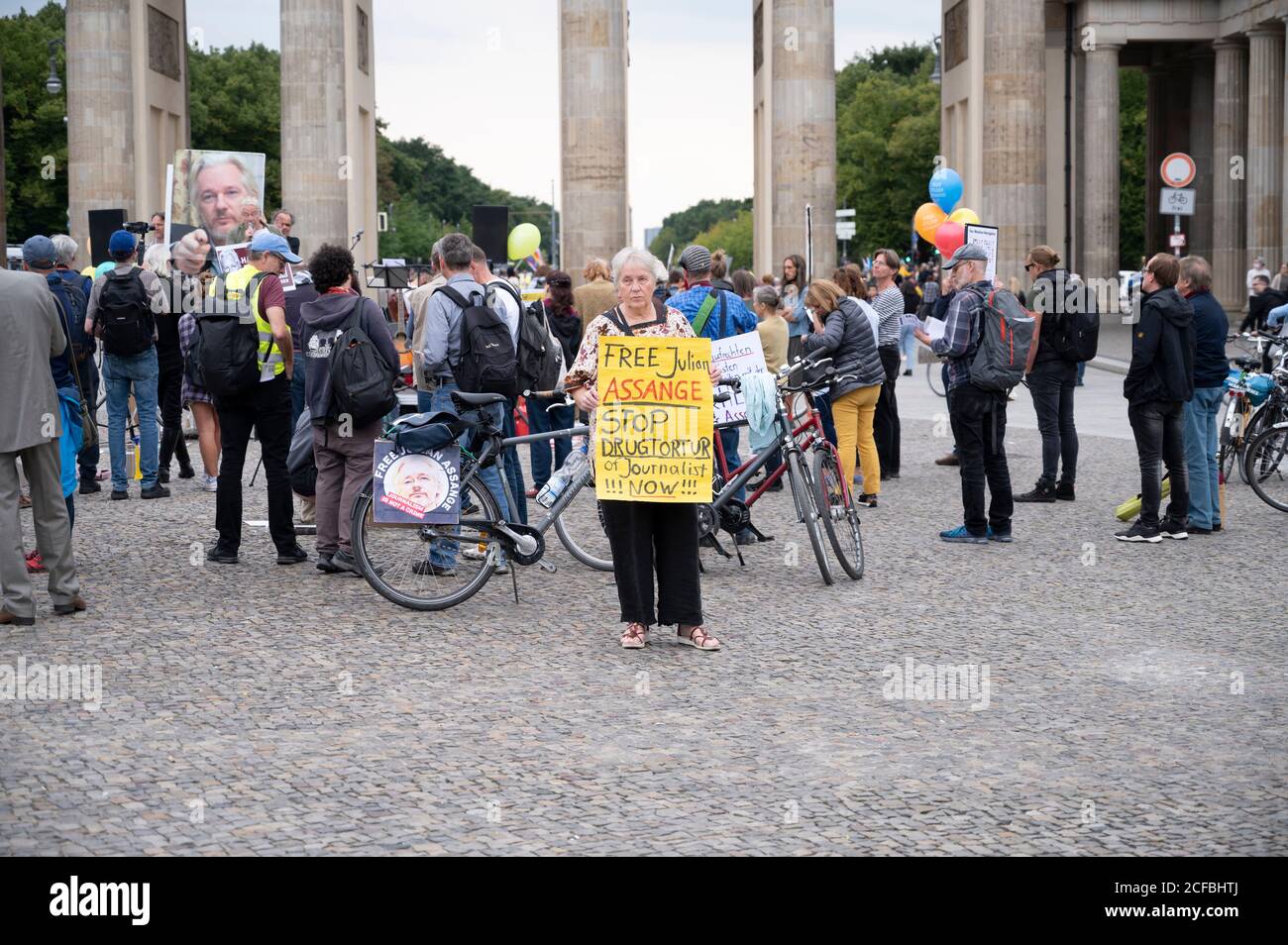 03/09/2020 - Berlino Germania - dimostrazione dell'Antincarcerazione di Julian Assange Di fronte alla porta di Brandeburgo Foto Stock