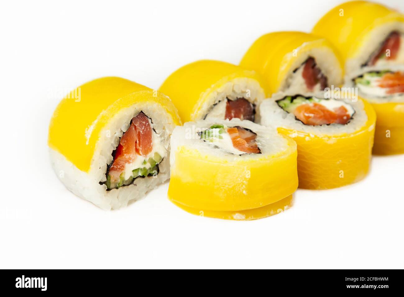 Sushi roll con takuan e salmone affumicato su un piatto bianco, sushi giapponese classico. Cucina tradizionale giapponese con maki deliziosi pezzi di sushi per il menu del ristorante. Copia spazio Foto Stock