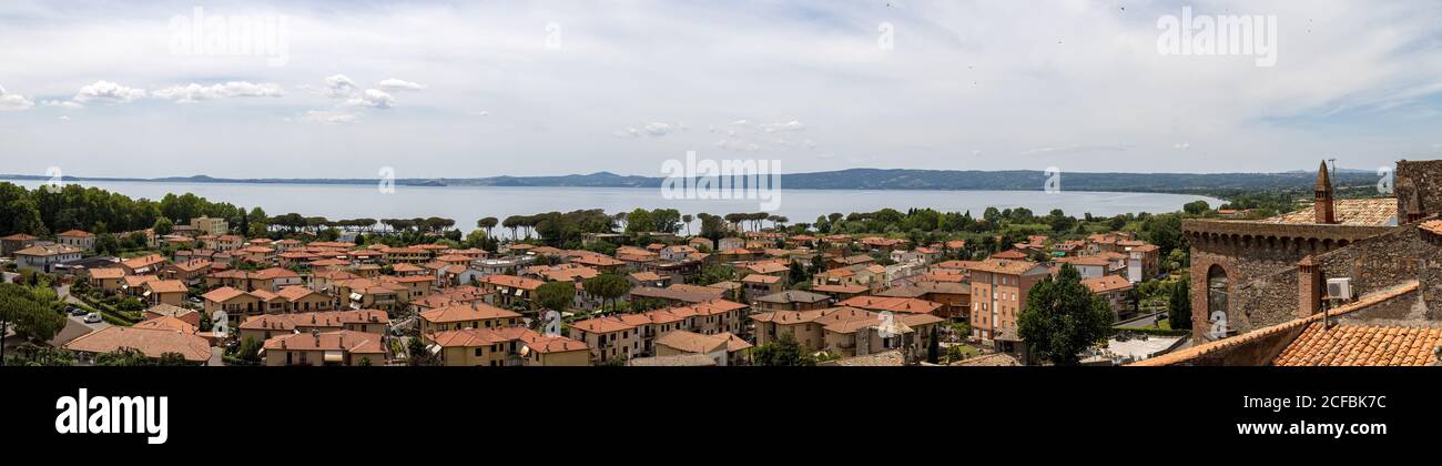 La vista panoramica del Lago di Bolsena e la città di Bolsena Foto Stock