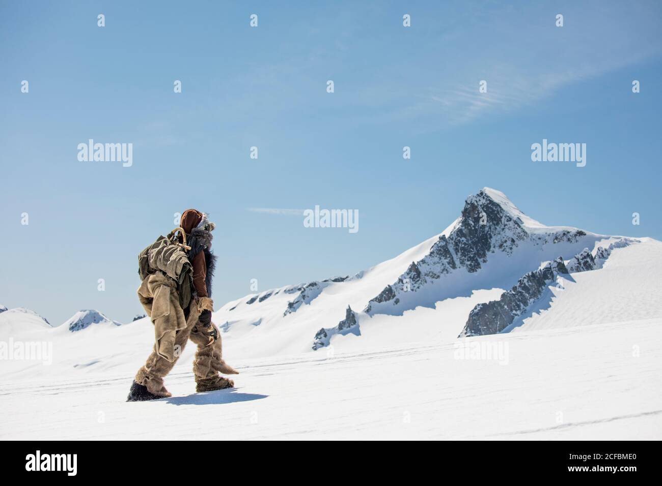 Un alpinista nativo americano che esplora le montagne. Foto Stock